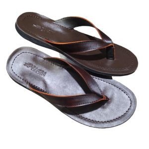 Sandal ini merupakan sandal jepit berkualitas dengan bahan kulit asli pada bagian atas, serta desain simpel dan elegan. Cocok untuk kamu yang menyukai tampilan natural, klasik, dan tahan lama, meski dalam ukuran yang lebih kecil (untuk kaki anak-anak, remaja, atau wanita dewasa dengan kaki mungil).