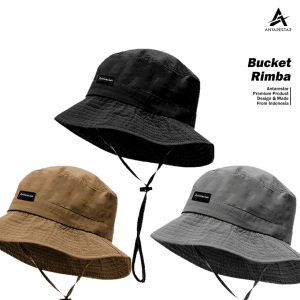 Topi rimba, sering disebut juga bucket hat outdoor atau jungle hat, dirancang khusus untuk kegiatan petualangan seperti hiking, camping, hingga travelling. Ciri khasnya adalah pinggiran (brim) cukup lebar dan tali dagu, memberi perlindungan ekstra dari panas matahari dan menjaga topi tetap pada tempatnya